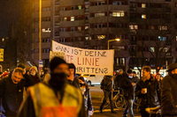 Rote Linien. Demonstranten gegen die Corona-Maßnahmen am Montagabend in Berlin-Mitte.