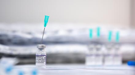 Eine Impfampulle mit dem Biontech-Impfstoff steht für die Vorbereitung zum Impfen bereit (Symbolbild). 