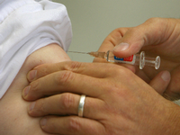 Zum Schutz vor Masern sollte man sich zweifach impfen lassen.