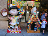 Verführerisch. In der Innenstadt von St. Paul werben viele Geschäfte mit den berühmten Figuren, wie hier ein Süßwarengeschäft.