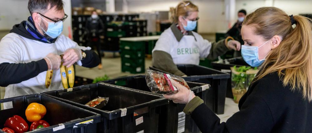 Auch im vergangenen Jahr hatten ehrenamtliche Helfer der Berliner Tafel zusätzliche Lebensmittel für Bedürftige in Tüten gepackt, um sie an Weihnachten zu verteilen.