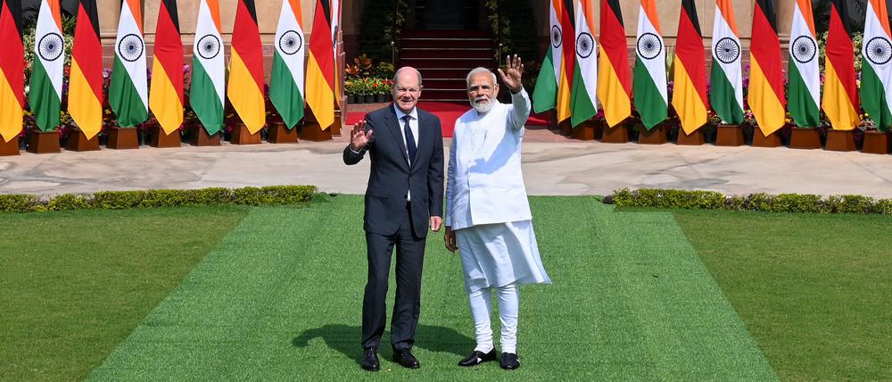 Bundeskanzler Olaf Scholz (L) and Indiens Premier Narendra Modi.