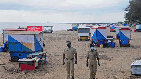 Security personnel patrol near a deserted Kozhikode beach after restrictions were imposed by the district administration in Kozhikode, in India's southern state of Kerala on September 18, 2023. India has curbed public gatherings and shut some schools in the southern state of Kerala after two people died of Nipah, a virus from bats or pigs that causes deadly fever, officials said on September 14. (Photo by AFP)
