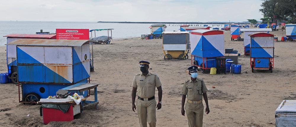 Security personnel patrol near a deserted Kozhikode beach after restrictions were imposed by the district administration in Kozhikode, in India's southern state of Kerala on September 18, 2023. India has curbed public gatherings and shut some schools in the southern state of Kerala after two people died of Nipah, a virus from bats or pigs that causes deadly fever, officials said on September 14. (Photo by AFP)