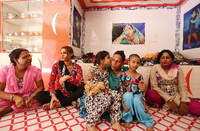 Eine Eunuchen-Familie mit adoptierten Kindern in Indien.