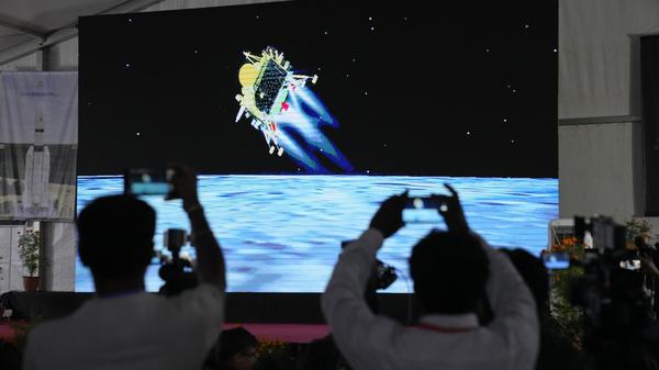Journalisten filmen die Live-Übertragung der Landung des Raumschiffs «Chandrayaan-3» auf dem Mond. Die Sonde sei sicher auf dem Erdtrabanten angekommen, teilte die indische Weltraumbehörde ISRO im August 2023 mit.