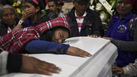 Indigene trauern um fünf Mitglieder ihrer Gemeinschaft aus dem Tacueyo-Reservat, die von der Farc-Guerilla getötet wurde.