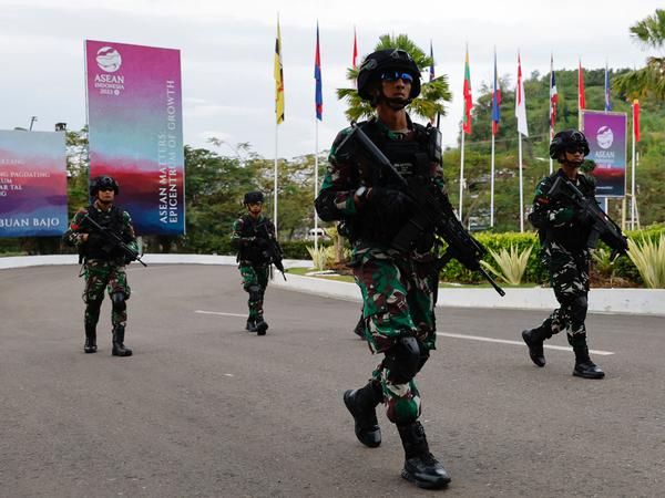 Indonesische Spezialeinheiten sichern den Veranstaltungsort auf der Insel Flores.