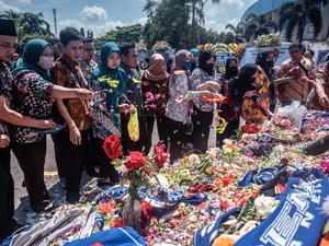 Menschen kondolieren nach der Massenpanik in Indonesien