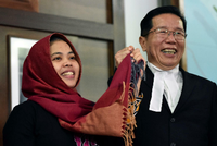 Siti Aisyah zeigt sich glücklich bei einer Pressekonferenz in der indonesischen Botschaft in Kuala Lumpur.