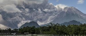 Indonesien, Sleman: Der Merapi setzt während eines Ausbruchs vulkanisches Material frei. 