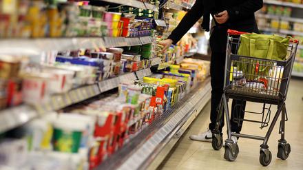 Verbraucher:innen erwarten weitere Preissteigerungen. Sie wollen ihr Konsumverhalten deshalb künftig weiter einschränken.
