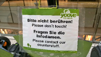 "Bitte nicht berühren!" Gemeint sind die Segways in den Potsdamer Platz Arcaden. Auskunft geben dort "Infodamen".