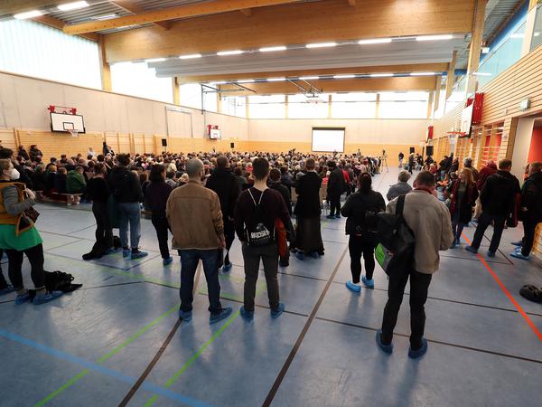 The gym in Eiche was full, some visitors had to stand.