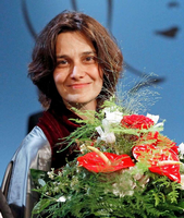 Katja Petrowskaja, 43, mit Blumenstrauß in Klagenfurt.