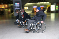 Wettfahrt im Tiefbahnhof am Potsdamer Platz. An anderen Stellen ist die Fahrt mit dem Rollstuhl schon deutlich mühsamer.