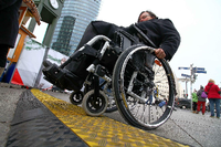 Kabeltrassen für den Weihnachtsmarkt - für Rollstuhlfahrer ein Hindernis.