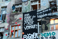 Bewohner der Rigaer Straße protestieren mal wieder. Der Eigentümer will sie loswerden und hat gegen einige Räumungsklagen erhoben.