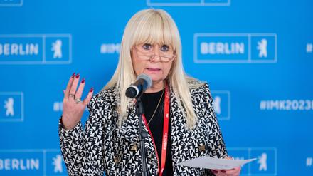 Iris Spranger (SPD), Innensenatorin in Berlin, spricht bei einer Pressekonferenz nach Gesprächen bei der Innenministerkonferenz (IMK). 