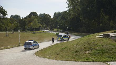 Polizeikräfte fahren durch den Görlitzer Park. (Archivbild)