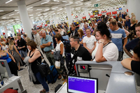 Passagiere stehen am Tag der Insolvenz des britischen Reisekonzerns Thomas Cook im Flughafen Palma de Mallorca und warten an den Check-In-Schaltern.