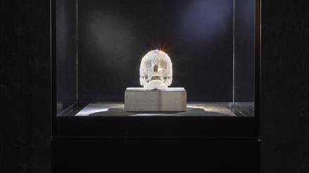 Diamantenbesetzter Totenkopf: Installationsansicht der Hirst-Retrospektive im Münchner Museum of Urban and Contemporary Art.