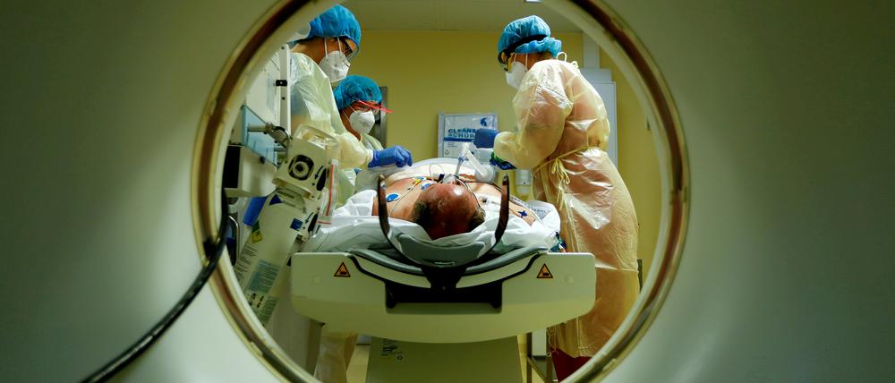 Ein Covid-Patient wird im Krankenhaus Havelhöhe behandelt. 