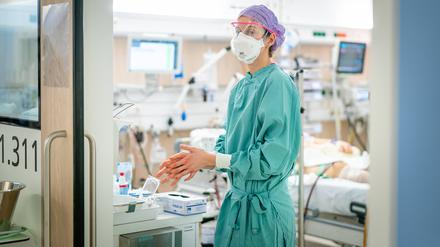 Das Deutsche Krankenhausinstitut rechnet derzeit mit mindestens 8000 unbesetzten Pflegestellen.