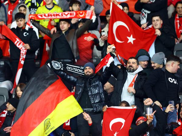 Im Olympiastadion sind mehrheitlich türkische Fans.