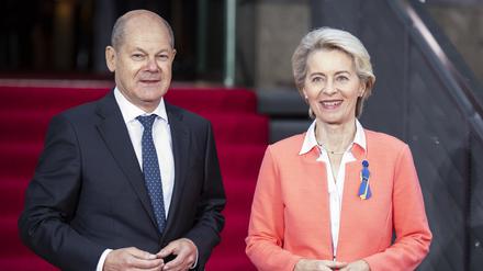 Bundeskanzler Olaf Scholz (SPD) und  Ursula von der Leyen, Präsidentin der Europäischen Kommission, vor dem Eingang des Westhafen Event und Convention Center in Berlin.