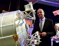 Brandenburgs Ministerpräsident Dietmar Woidke (SPD) betrachtet beim Presserundgang auf der Luft- und Raumfahrtmesse ILA ein Modell eines ESA Raumtransporters.