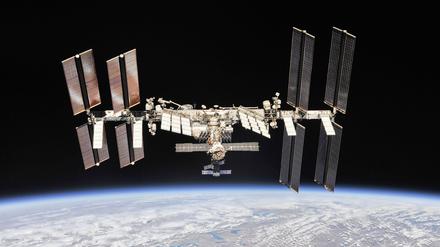 Herumfliegende Teile, etwa von stillgelegten Satelliten, sind auch für die Raumstation ein ernsthaftes Problem.