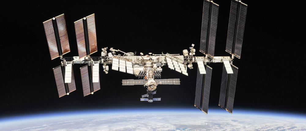 Herumfliegende Teile, etwa von stillgelegten Satelliten, sind auch für die Raumstation ein ernsthaftes Problem.
