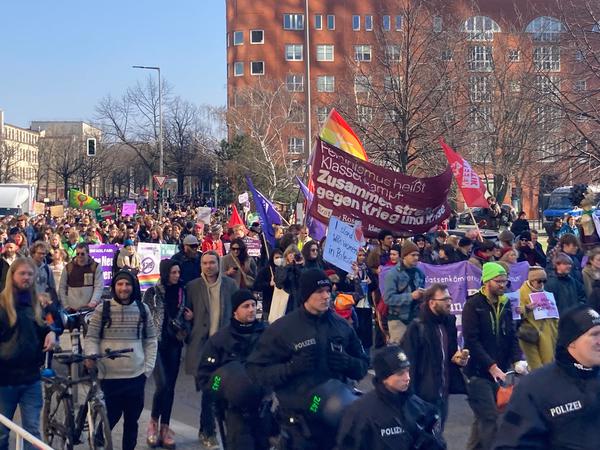 Teilnehmer der Demonstration von einem Bündnis aus Gewerkschaften und Initiativen gehen entlang der Rudi-Dutschke-Straße in Richtung Mitte, um für mehr Frauenrechte bei der Arbeit und gegen Kürzungen im Sozialbereich zu protestieren.