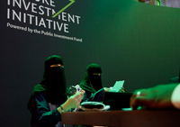 Saudische Mitarbeiter drucken Badges von Teilnehmern der "Future Investment Initiative" Konferenz.