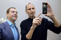 Steve Jobs präsentiert das neue iPhone.