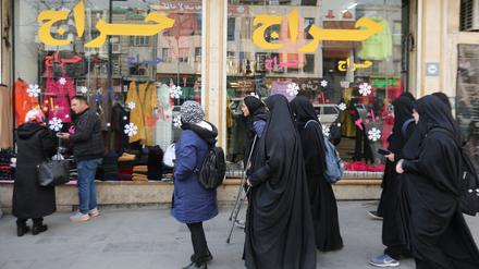 Iranische Frauen beim Einkaufen.