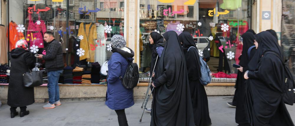 Iranische Frauen beim Einkaufen.