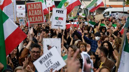 Mehrere Tausend Menschen bekunden bei einer Demonstration in Köln ihre Solidarität mit den Protestierenden im Iran. 