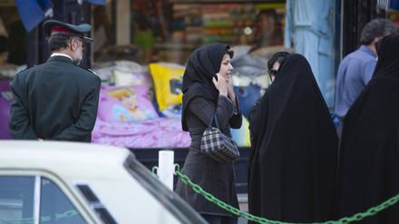 Eine Frau im Iran rückt ihr Kopftuch zurecht.