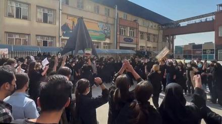 Iranische Studenten protestieren am 15. Oktober 2022 in Teheran nach dem Tod der 22-Jährigen Mahsa Amini