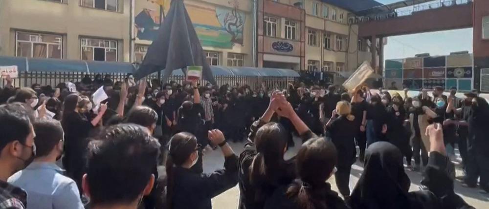 Iranische Studenten protestieren am 15. Oktober 2022 in Teheran nach dem Tod der 22-Jährigen Mahsa Amini
