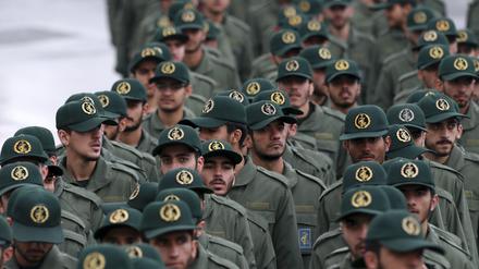 Mitglieder der iranischen Revolutionsgarde kommen zu einer Zeremonie anlässlich dem 40. Jahrestag der islamischen Revolution in Teheran.