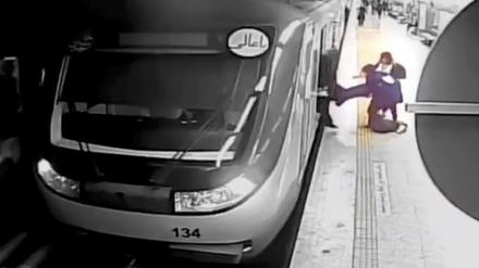 Auf diesem Videostandbild eines vom iranischen Staatsfernsehen ausgestrahlten Überwachungsvideos ziehen Frauen die 16-jährige Armita Garawand aus einem Waggon der Teheraner Metro. 