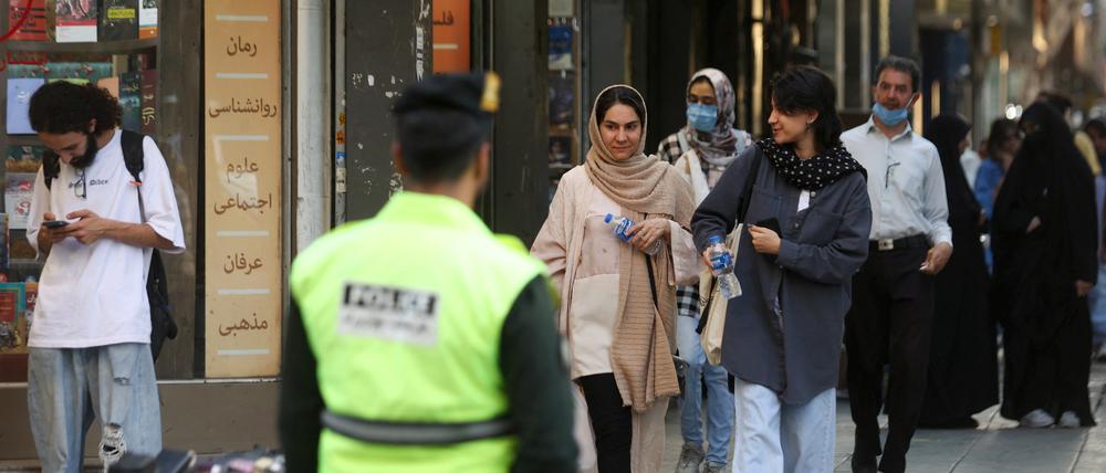 Im Iran gelten rigide Kleidungsvorschriften. Das Tragen eines Kopftuchs gehört dazu.