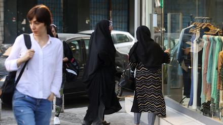 In Teheran soll der Kopftuchzwang wieder durchgsetzt werden.