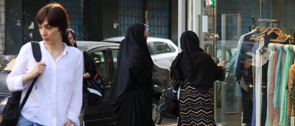 In Teheran soll der Kopftuchzwang wieder durchgsetzt werden.