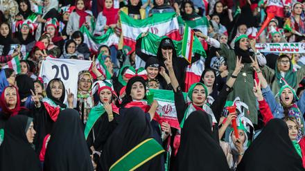 Frauen jubeln auf der Tribüne im Asadi Stadion während der WM-Qualifikation 2019.