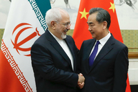 Mohammed Dschawad Sarif, Außenminister des Iran, wirbt bei seinem chinesischen Amtskollegen für den Atomvertrag.