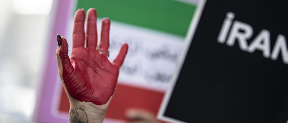 Die rot bemalte Hand einer Demonstrantin vor dem iranischen Konsulat (Archivbild). 